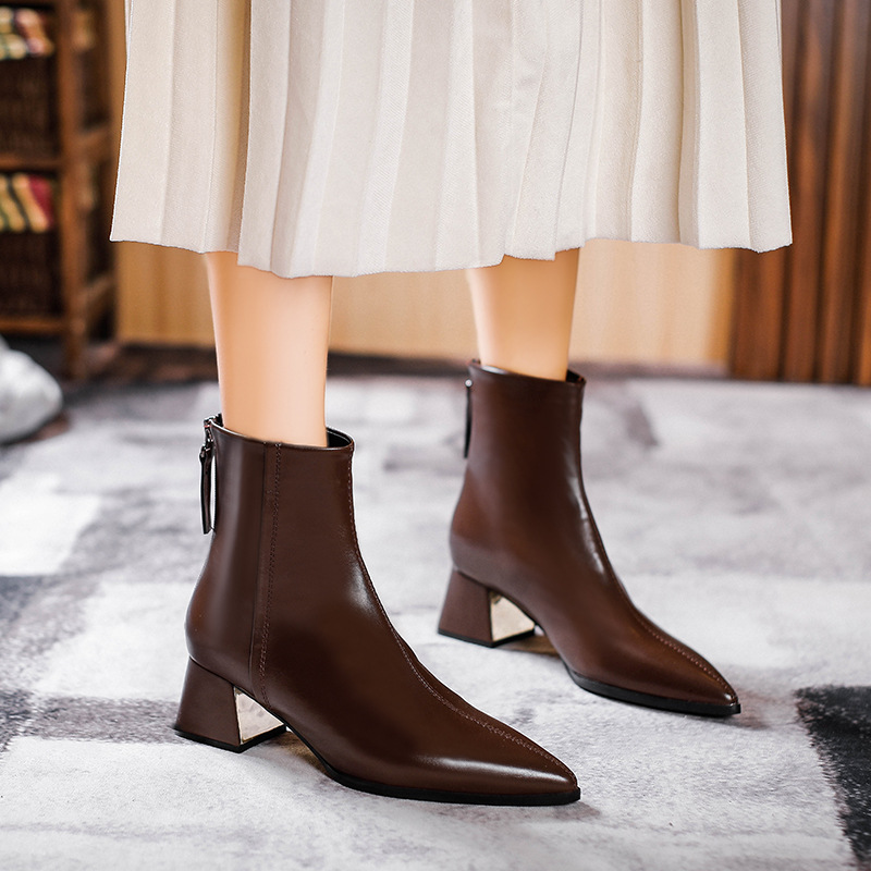 短靴女高跟马丁靴2025年新款棕色软皮春秋单靴尖头时装粗跟女靴子