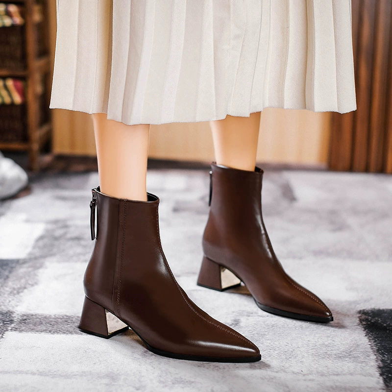 Женские короткие сапоги, ботинки на высоком каблуке в стиле «Мартин», новинка 2025 года, коричневые из мягкой кожи, весенне-осенние сапоги, модные женские ботинки с острым носком на массивном каблуке.