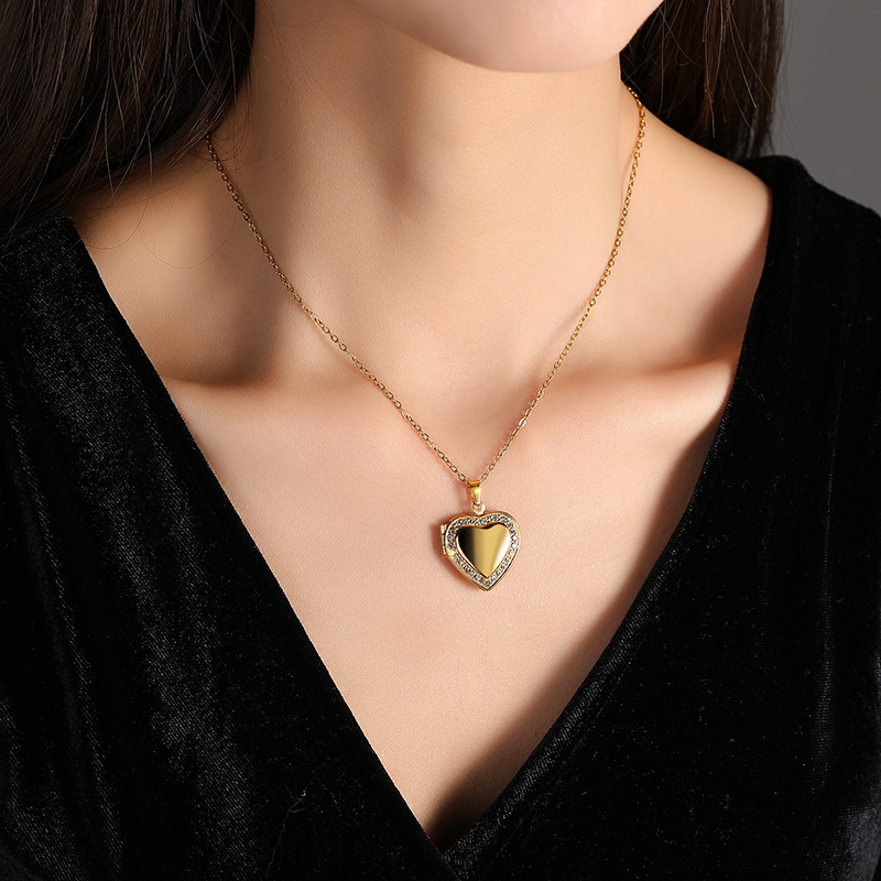 9g Weight 18K Gold Plated Plating Material Wholesale Jewelry Sweet Heart Shape Titanium Steel Rhinestones 18K Gold Plated Inlay Locket Necklace