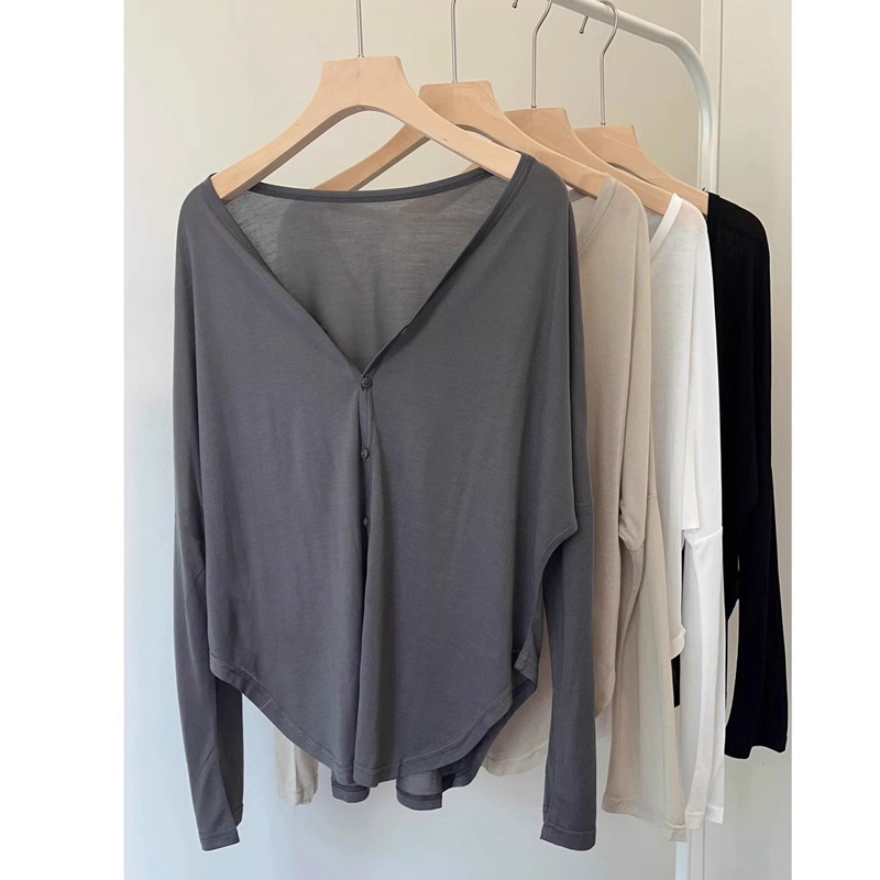 Light and thin cardigan