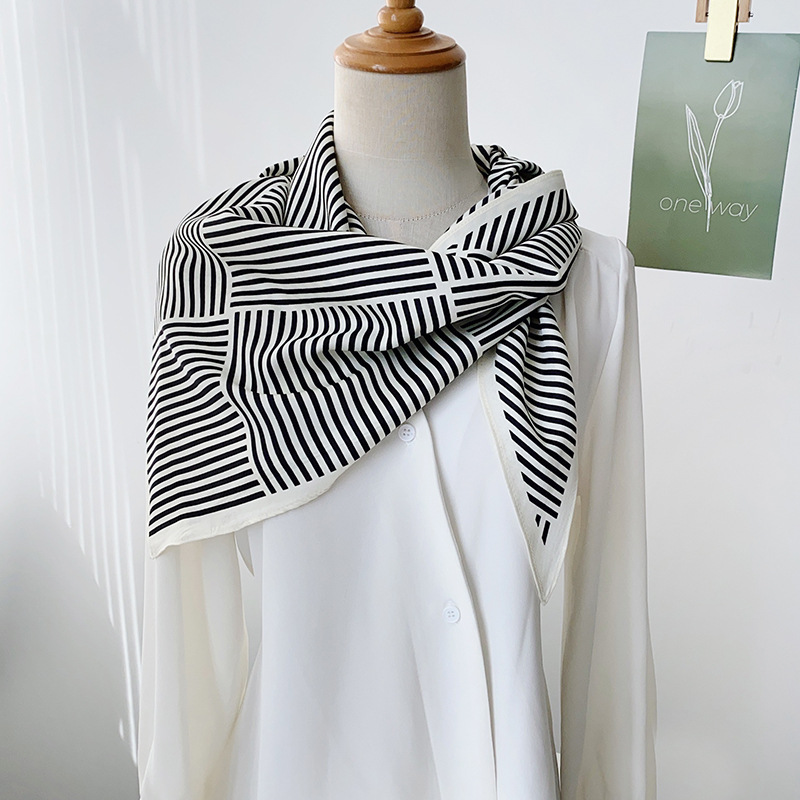 Toalla triangular estampada a rayas de estilo simple, tendencia coreana, decoración de viajes de mujer de estilo moderno, bufanda delgada de sarga