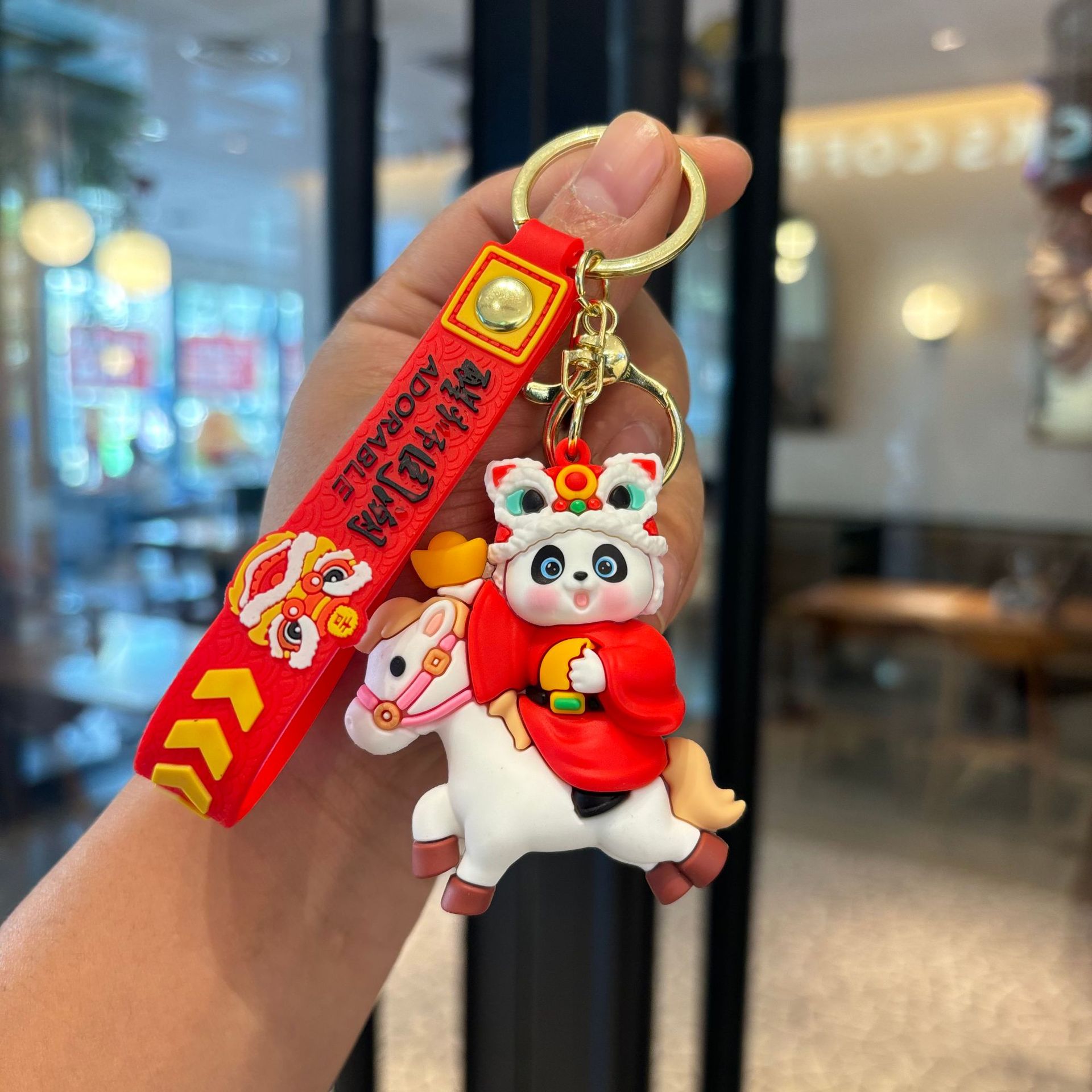 アニメは竹のパンダのキーホルダーを抱いてかわいいパンダのカップルの小銭入れを掛けます。