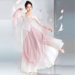 古典的なダンス服のセットが漂っています。