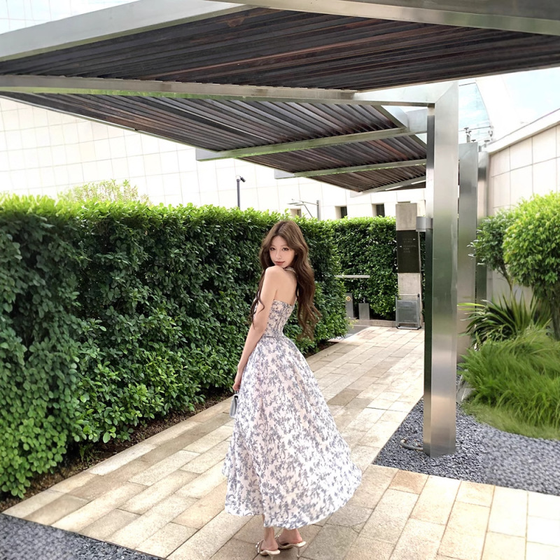 青花磁器の砕花の胸のワンピース女性の夏の肩は腰のスカートの気質の中の長いa字の大きいスカートを収めます。|undefined