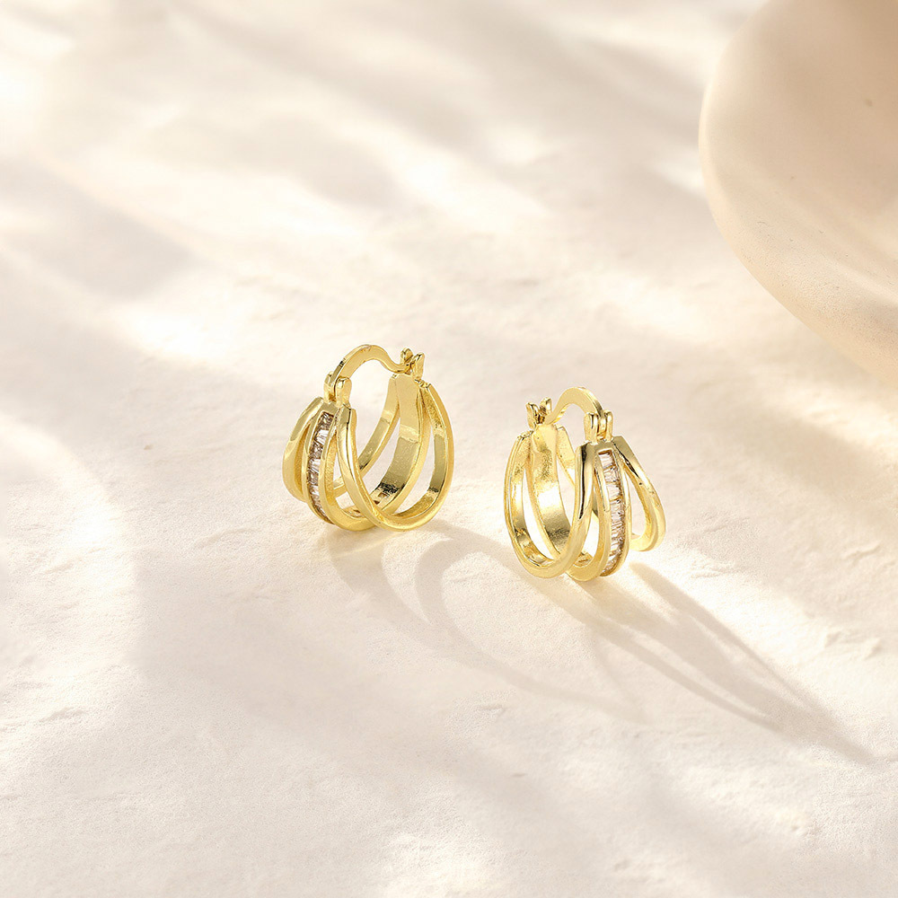 Pendientes femeninos en forma de C con torsión irregular geométrica de estilo ins europeo y americano Pendientes de lujo ligero de alta calidad Pendientes de cobre que no se desvanece