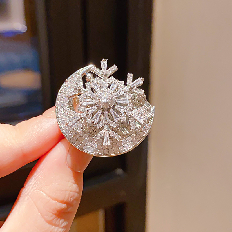 French Accessible Luxury Zircon Round Snowflake Moon Brooch, Exquisite, Elegant, Fashionable and Niche High-End Accessories for Women
