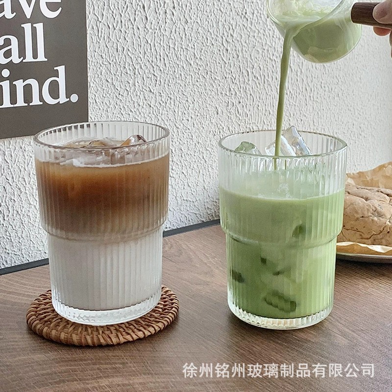 Taza de café de vidrio a rayas verticales de alto valor, hielo con tapa, taza de agua de paja, taza de bebida de vidrio, simple viento