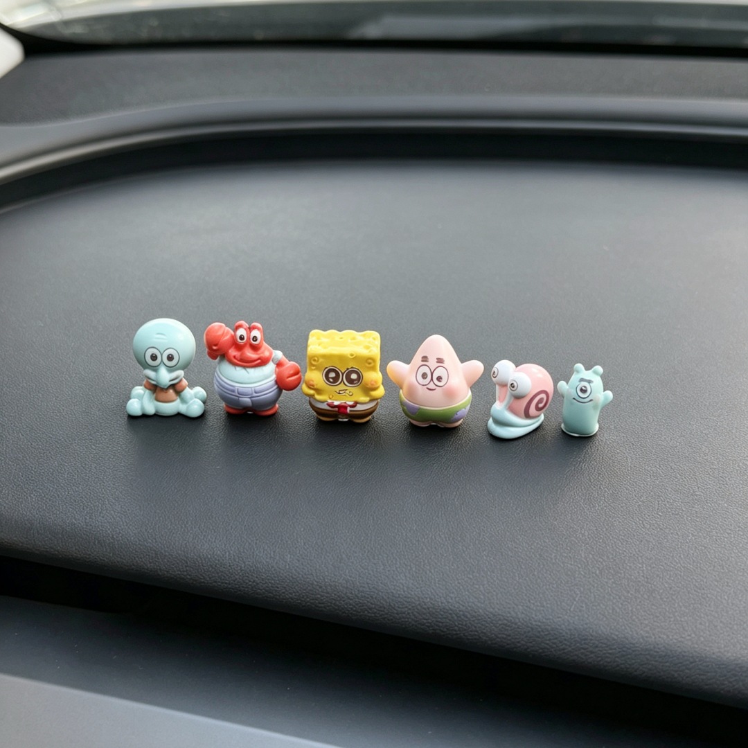 Creative and cute SpongeBob SquarePants figurines, car ornaments, decorative accessories, and small desk decorations for your car