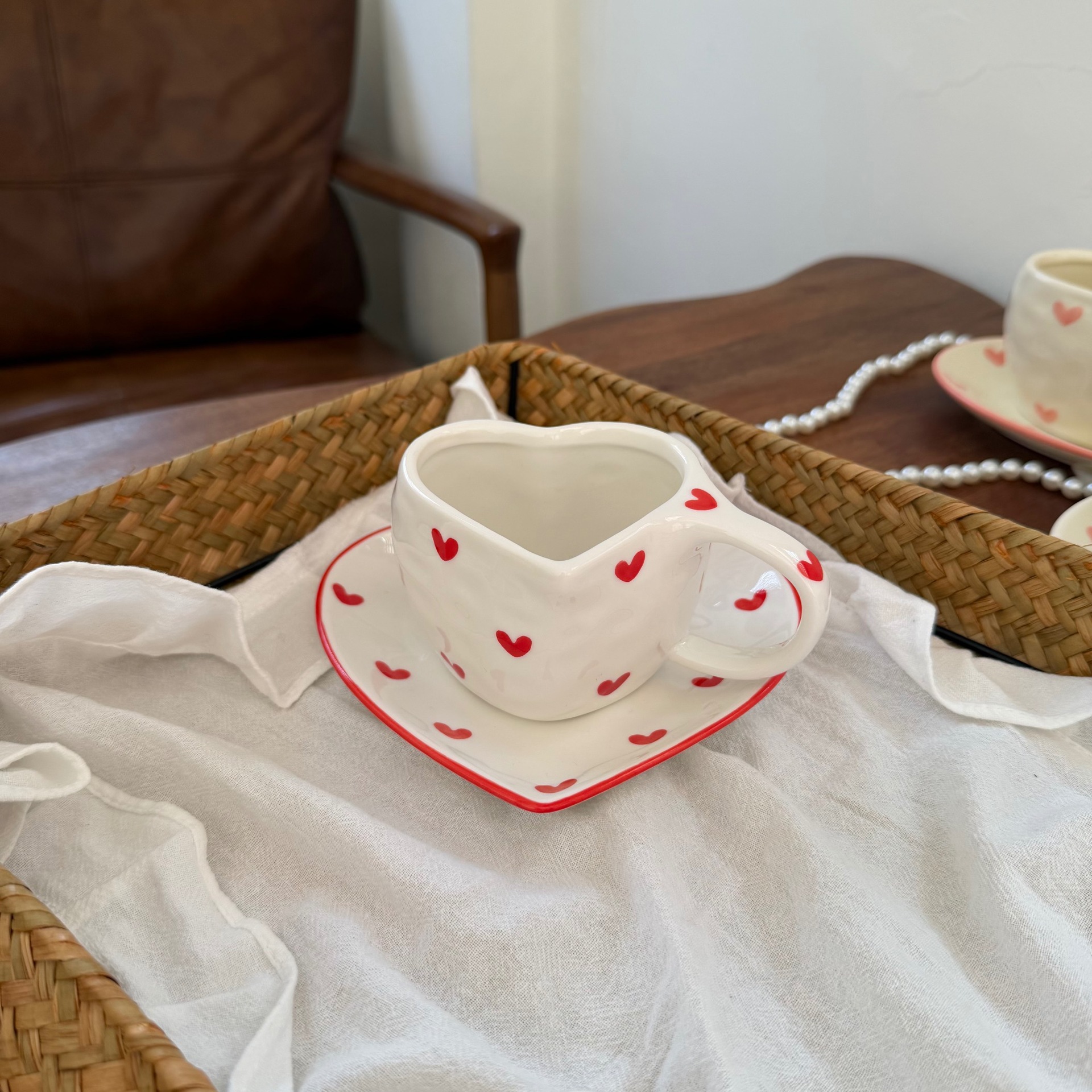 Estilo coreano inswind pintado a mano amor cerámica tazas y platos mano empujada irregular taza de café en forma de corazón plato de mesa de la tarde plato de taza