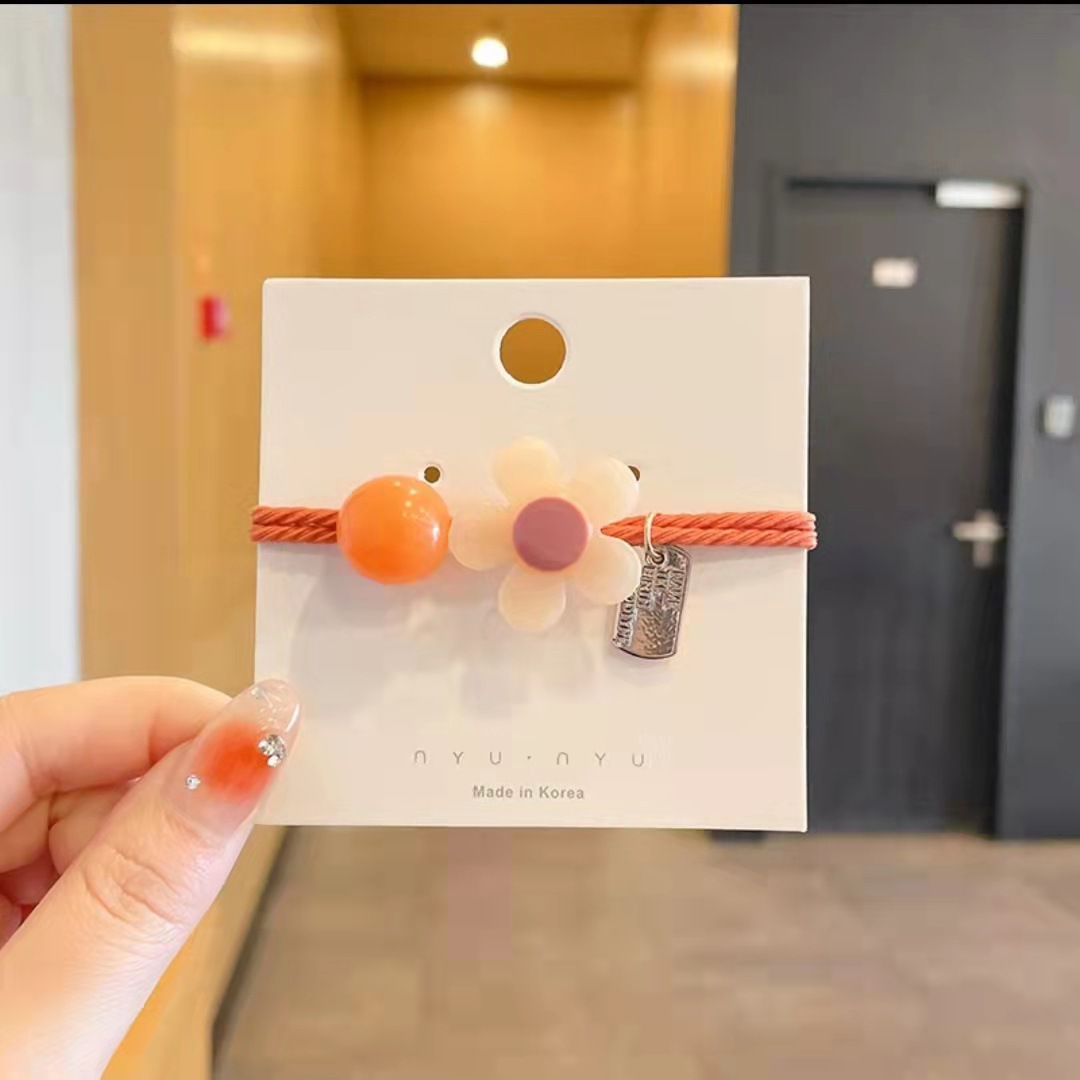 A pearl flower rubber band