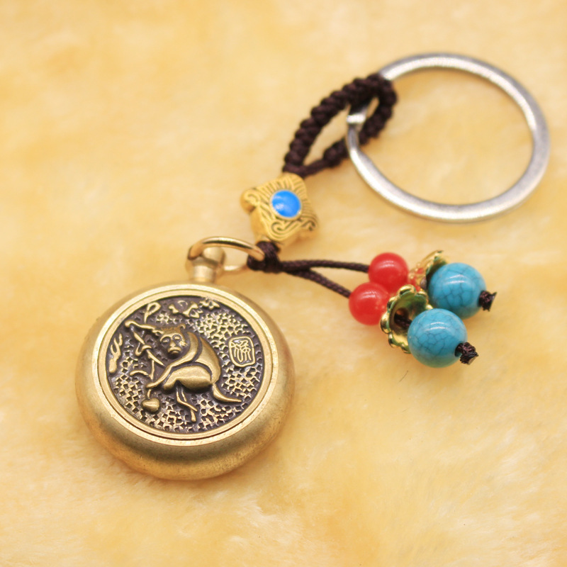 真銅は金を回して十二生肖のキーホルダーを回して真鍮のハンドルの装飾品を回して宝の露店に入って旅行します。|undefined