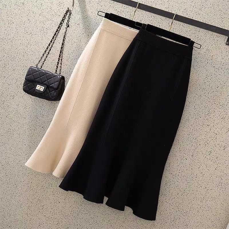 Black knitted woolen demi-season long long skirt