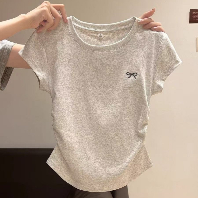 女性のための右肩ラウンドネック半袖Tシャツ夏の新しいスタイルのプリーツウエストデザインスリムホットガールショート刺繍トップ|undefined