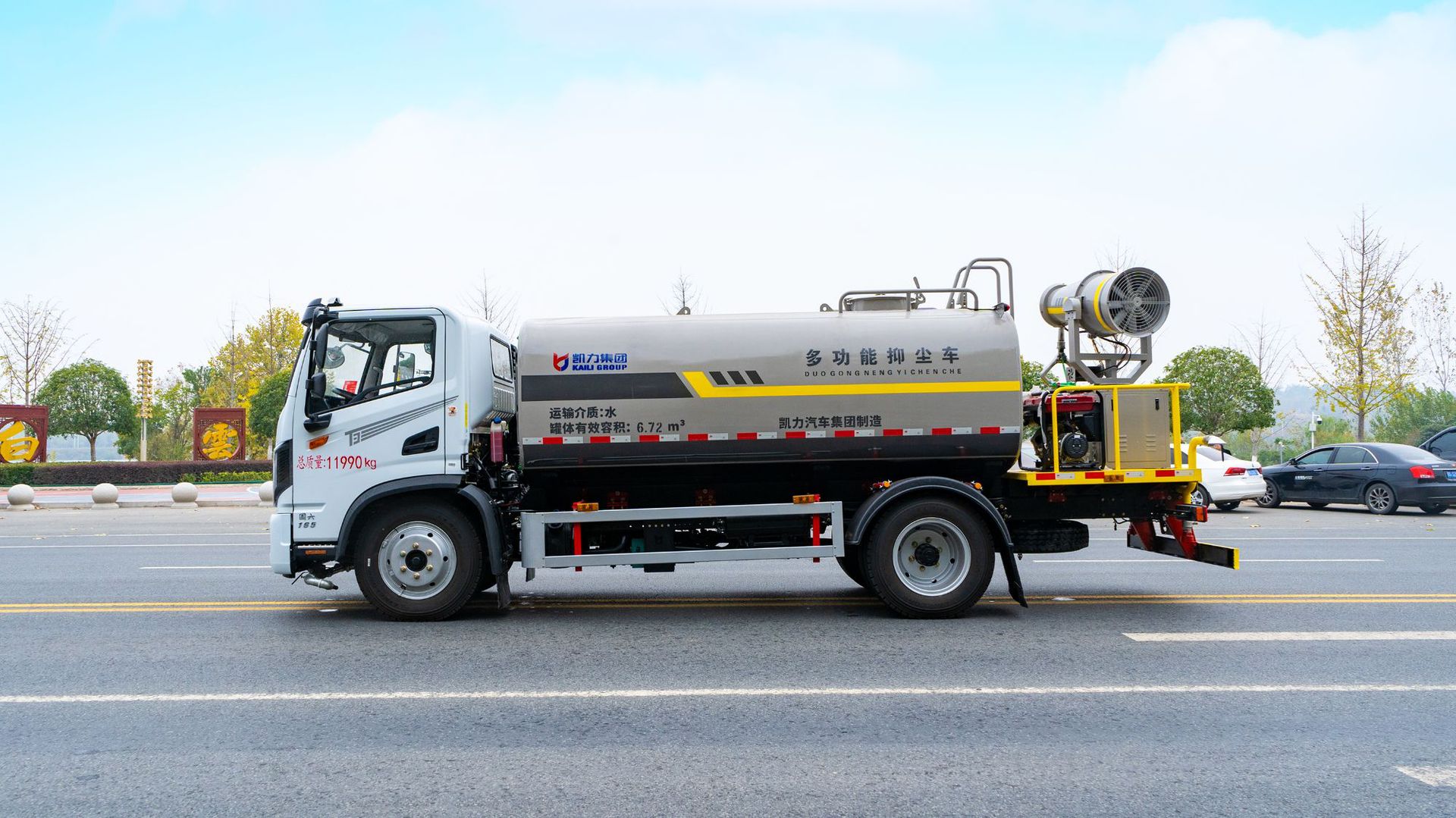 Dongfeng Huashen T3 Spray Sprinkler Truck 9 Cubic Meters, Dust Reduction Spray Truck for Construction Sites, Landscaping Spray Truck