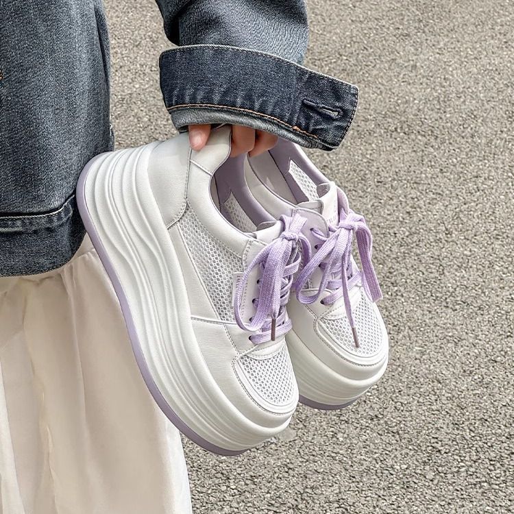 Zapatos blancos de suela gruesa para mujer 2025 verano nuevo estilo malla transpirable moda todo-fósforo ligero realce deportes y zapatillas de deporte de ocio