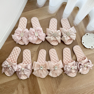 ��Ů�L�㙉�۾I��һ����Ь�ҾӼҷ���ƽ��Ů��Ь������ֶY
