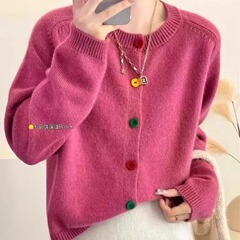 フレンチカラーのセーターのカーディガンのコートの女性の春と秋冬の丸首の中に短い上着の柔らかいモチモチの小さいニットの服を掛けます。