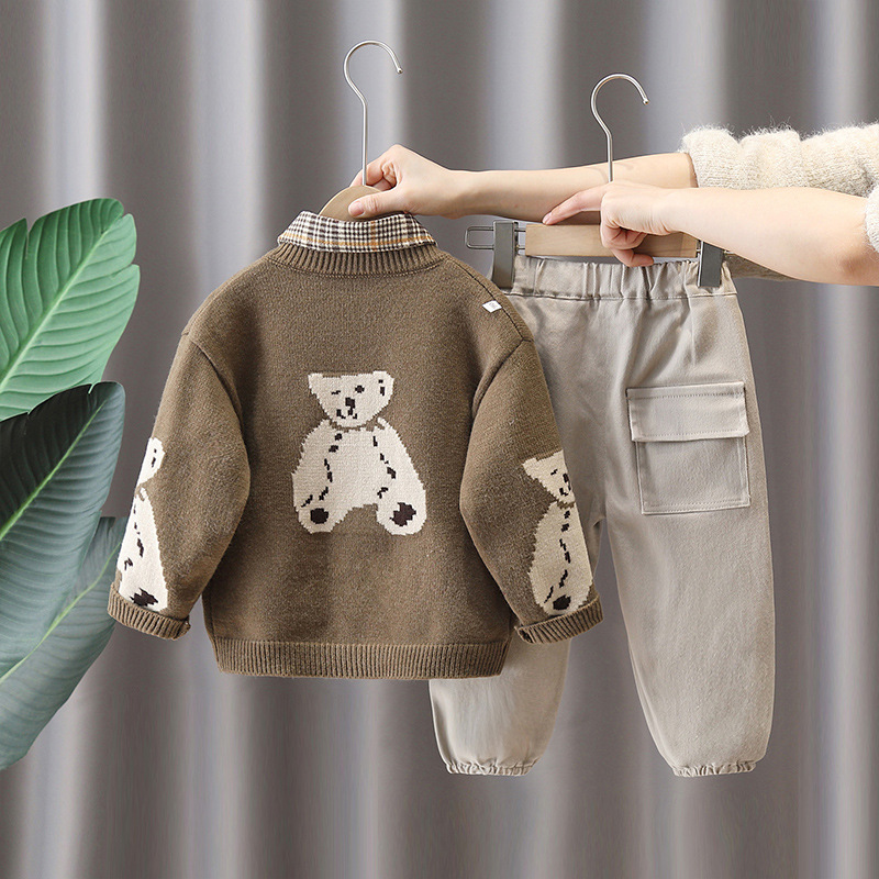 5857 Traje de cárdigan de oso para niños 2025 nuevo traje de primavera y otoño, camisa de manga larga para niños guapos, traje de tres piezas de otoño