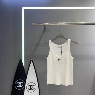 ���͸߶�Ů�b�ļ��¿�miuևLOGO�̽�͸����^���e�Ըб��ĵ���Ů