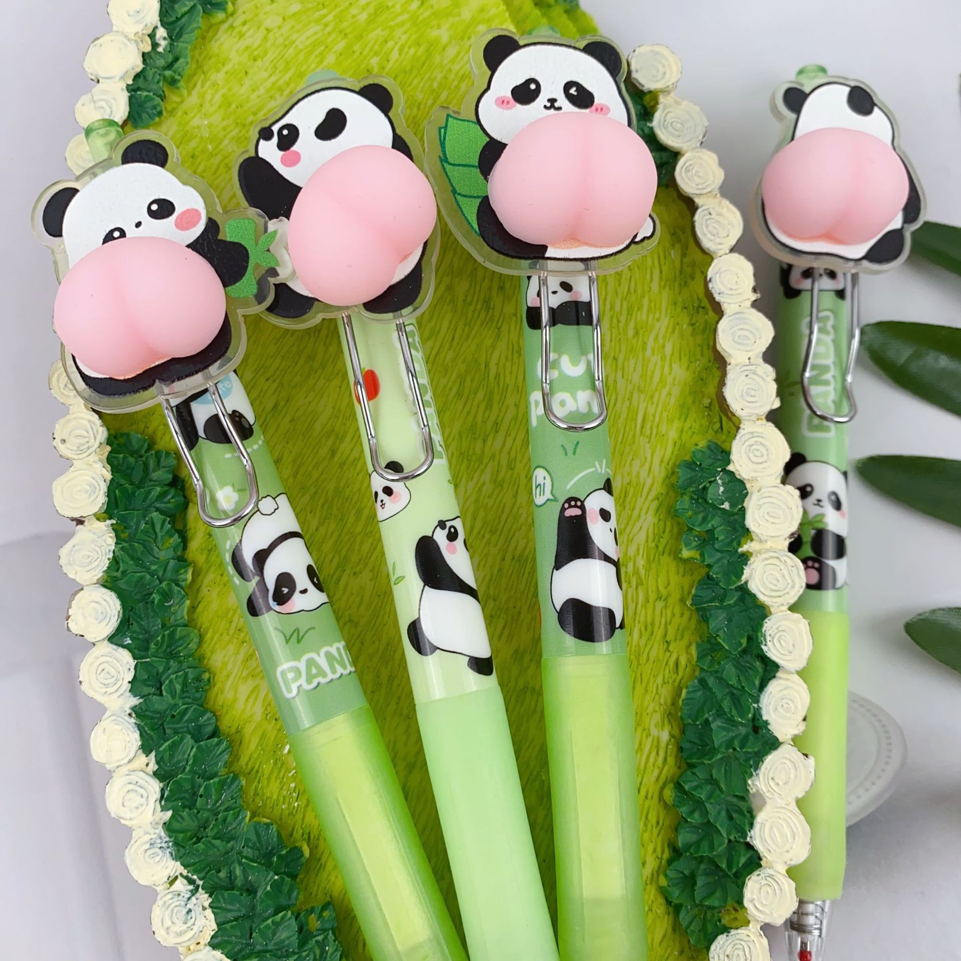 Bolígrafo panda para descomprimir el bolígrafo de pedo pellizcar música para descomprimir el bolígrafo de gomas lindo de dibujos animados Kuromi Kapibala al por mayor.