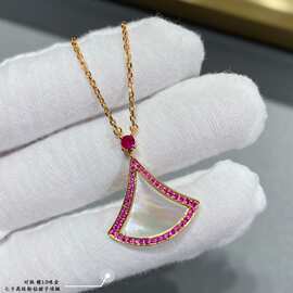 V金高版本BV扇形粉钻裙子项链女轻奢小众白贝母18K玫瑰金吊坠CNC
