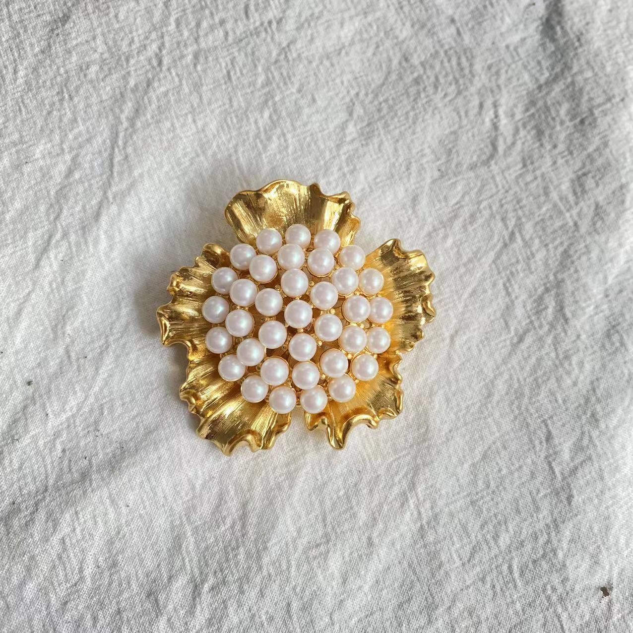 Fashion Flower Alloy Inlay Artificial Pearls Women's Brooches display picture 7