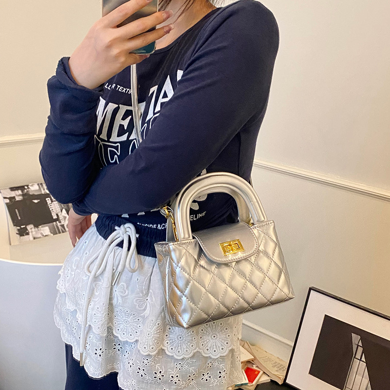 Bolso de alta calidad con textura 2025 verano nuevo estilo bolso femenino bolso de hombro bordado con rombo bolso de mensajero brillante charol marea