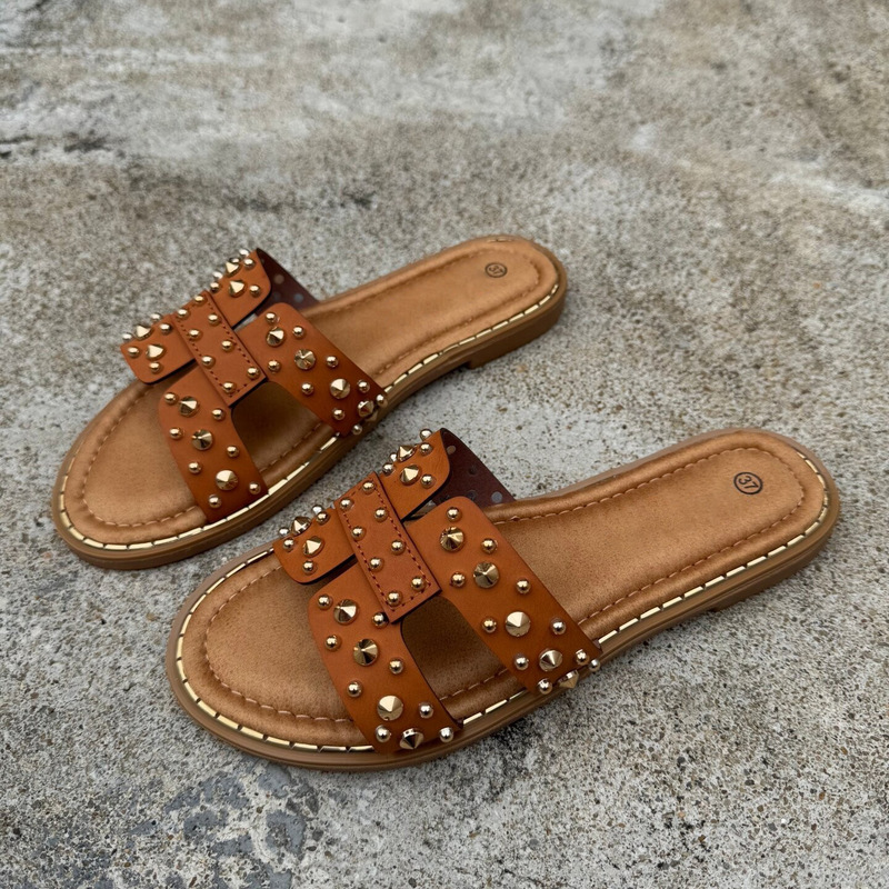 Retro Style Rivet Flip-Flops for Women, Summer Outdoor Wear, European and American Fashion, Versatile Flat Sandals, Beach Shoes, Wholesale Retro Style Rivet Flip-Flops for Women, Summer Outdoor Wear, European and American Fashion, Versatile Flat Sandals, Beach Shoes, Wholesale