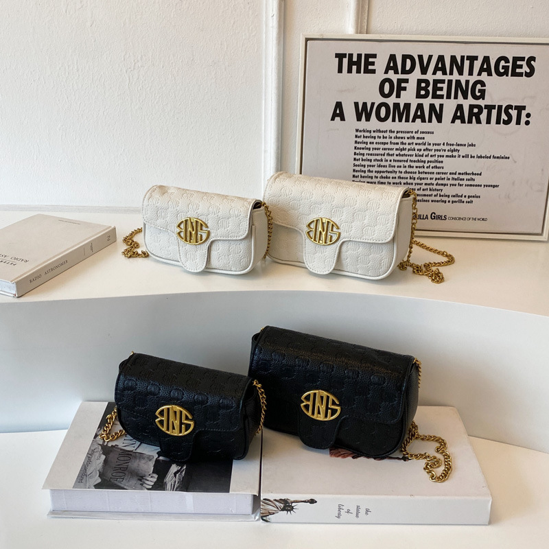 Nuova borsa quadrata piccola in rilievo con trama da donna a catena di marca Xiaoxiang Borsa versatile sotto le ascelle alla moda_voghion.com