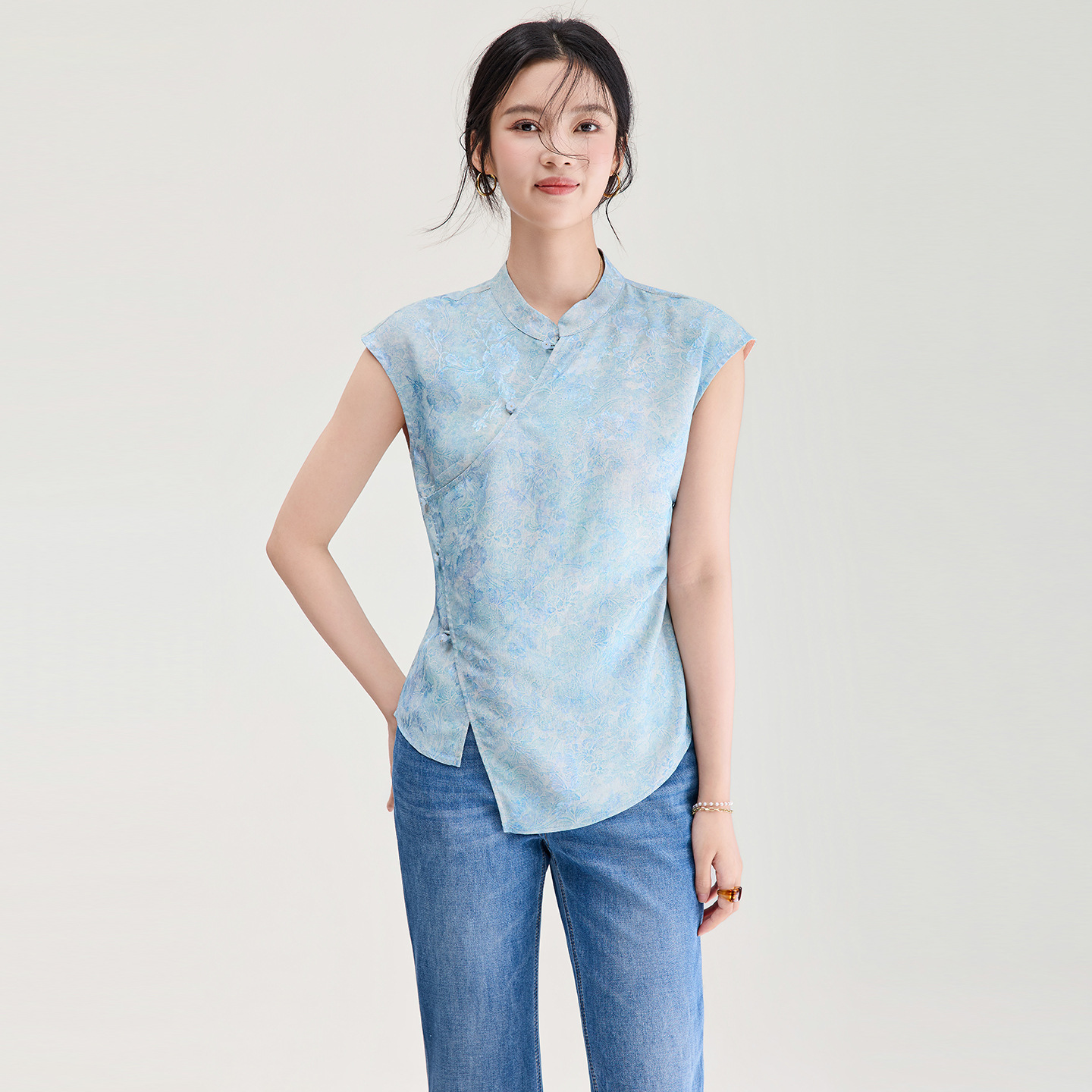 Áo vest không tay nữ kiểu Trung Quốc mới, chất lụa Jacquard nhuộm chìm, tà áo chéo, mặc mùa hè — màu xanh nhạt