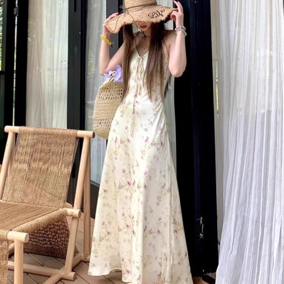 French Resort Style Sleeveless V Neck Floral Dress for Women Summer Waist Slimming Look A-Line Skirt Gentle Style Suspender Long Skirt