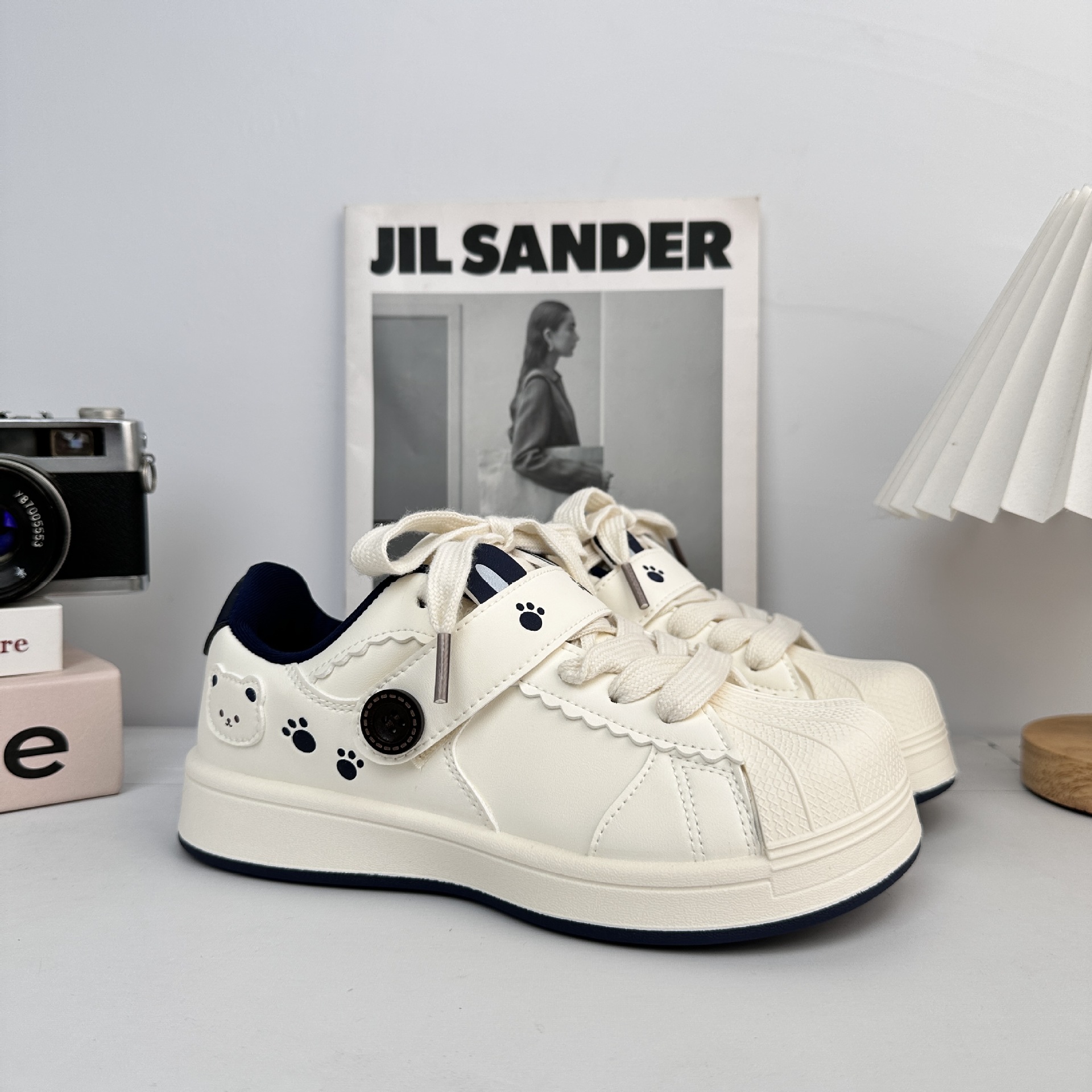 Yuanbo Peek-Meng nicho conchas zapatos de cabecera para mujeres 2025 otoño nuevo estilo universal con suela gruesa zapatos casuales pequeños blancos