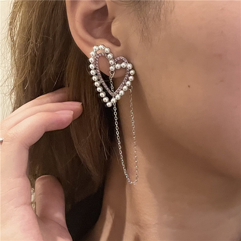 Korea Retro Geometric Hollow Heart Pearl Flashing Rhinestone Long Tassel Earrings Wholesale Nihaojewelry display picture 4