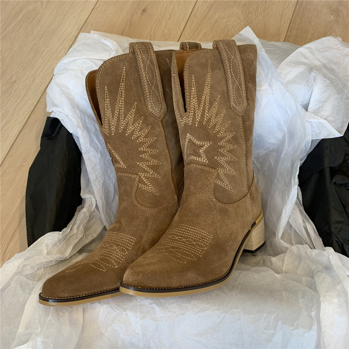 Mid-calf rider boots with large pointed points and thick heels embroidered sleeves_voghion.com