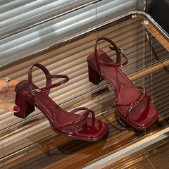 フレンチスタイルの女性用厚底ハイヒール、女性用黒のプロフェッショナルワンラインバックルサンダル、夏用ミッドヒール、2025年の新しいスタイル
