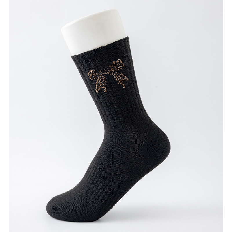 Calcetines de Otoño e Invierno para mujer calcetines de media pantorrilla calcetines de pila de color sólido japonés para mujer Calcetines deportivos con cordón de marea medias en blanco y negro image 18