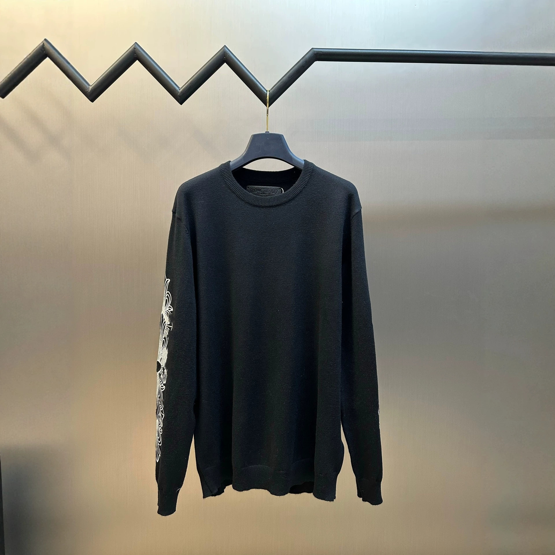 Cross-border high-quality Bencroxin brand autumn/winter new style loose-fitting crew neck sweater with Sanskrit print on the chest, suitable for men and women.