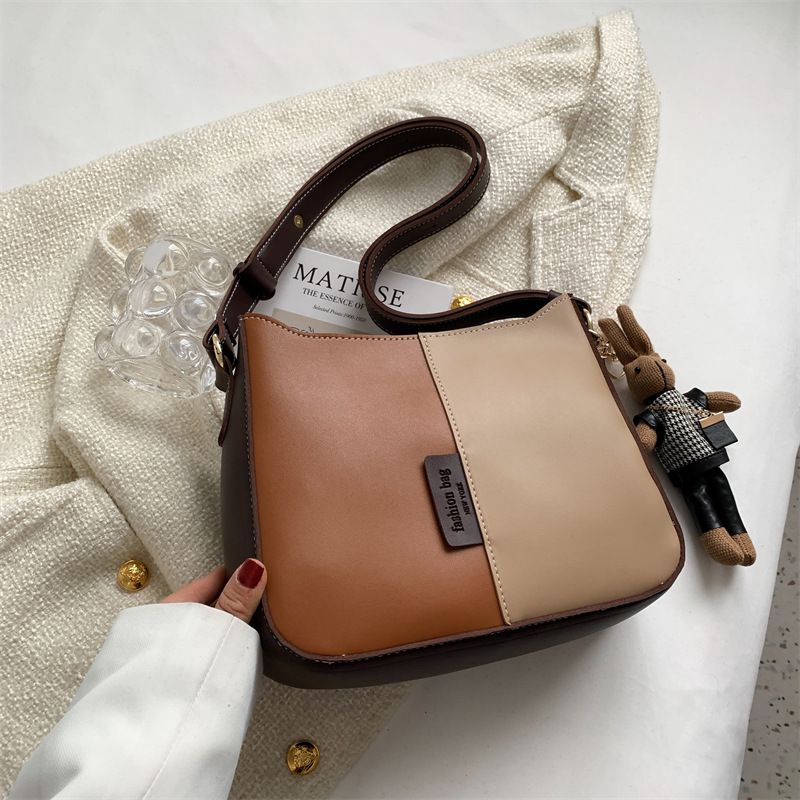 펜던트와 다크 브라운