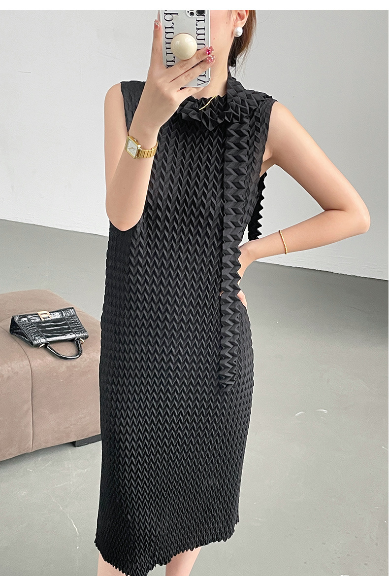 Đầm suông midi xếp ly không tay ôm eo phong cách Miyake — Màu đen chi tiết 8