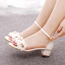 7厘米粗跟浅口一字带圆头凉鞋大码花朵高跟凉鞋白色新娘婚礼鞋女