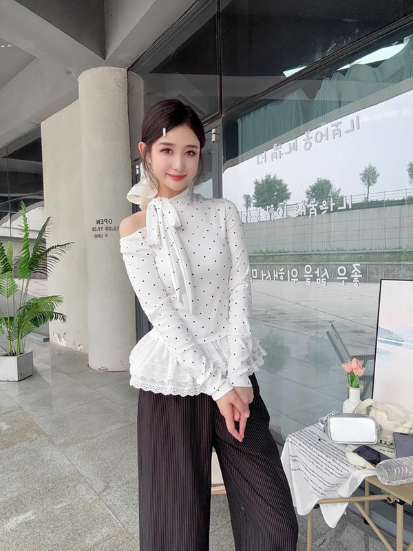 白色波点印花蕾丝下摆斜肩露肩长袖T恤女早秋季温柔甜美修身上衣|undefined
