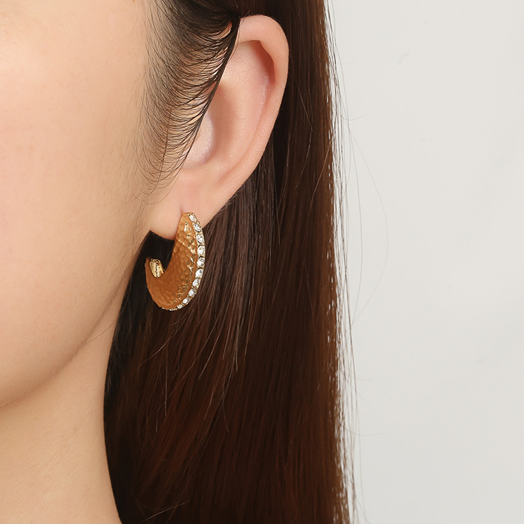 Tendencia de la moda europea y americana, pendientes de diamantes con incrustaciones de acero inoxidable en forma de media luna, pendientes de oro de 18 quilates de alta calidad para mujer