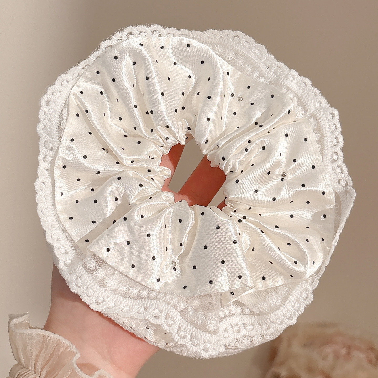 Nuevo scrunchie de encaje multicapa 2026 para mujer, lazo para el pelo de alta gama, accesorio suave para el cabello estilo coreano.