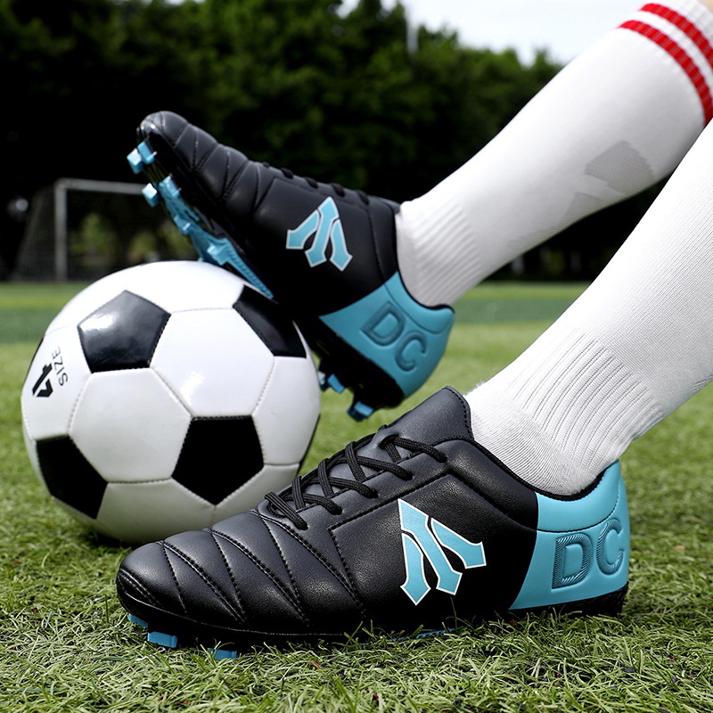 Nuevos zapatos de fútbol transfronterizos de la Copa del Mundo AG de clavos largos de entrenamiento de entrenamiento de estudiantes de competencia baja para hombres TF zapatos de fútbol deportivos de clavos