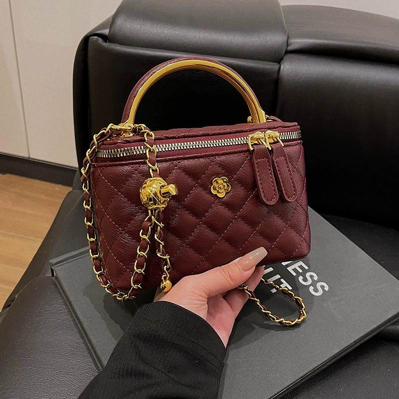 Small bag, shoulder bag, small design handheld purse with diamond pattern, high-end, chain bag