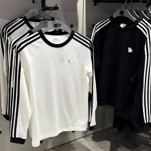 Embroidered with a small logo, this casual long-sleeve T-shirt and sweatshirt, in white and black, is the same style as Jennie's. 3545