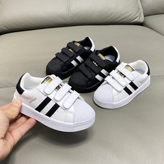 春と秋の新しい子供のマジックは白い靴の男女の子供の貝の殻のカジュアルシューズの中で大きい子供の低い板の靴を貼ります。