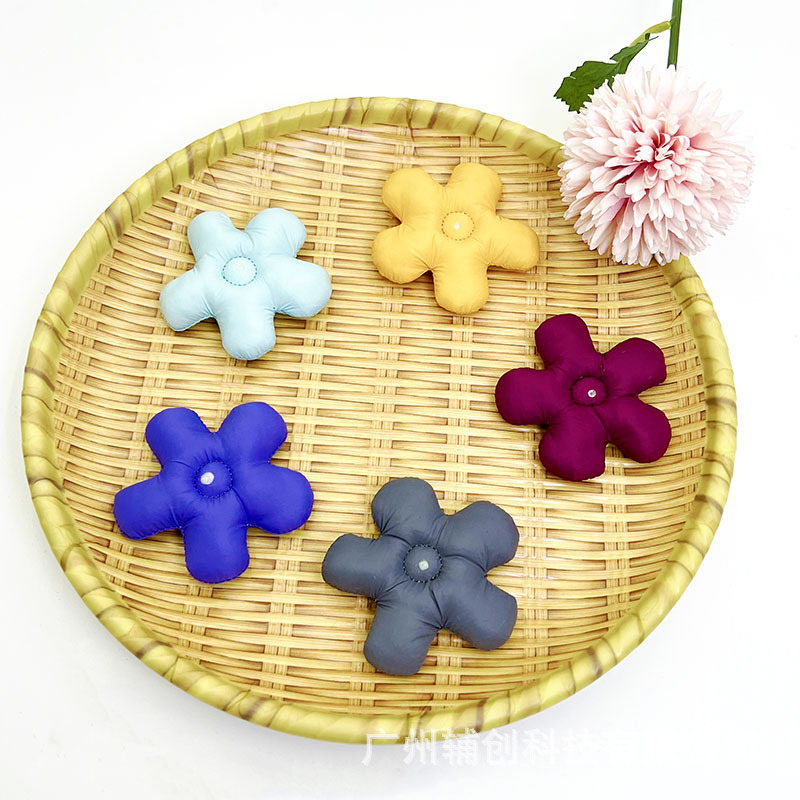 直供立体充棉羽绒布五瓣花DIY布艺胸针儿童服装包包饰品辅料