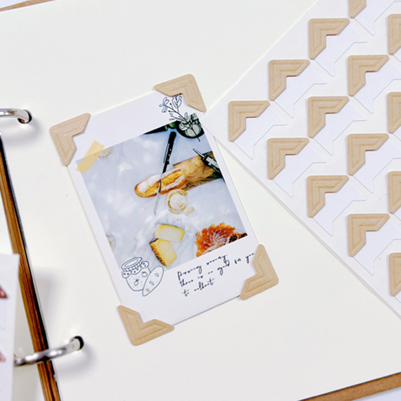 흰색 바탕에 소가죽 색상