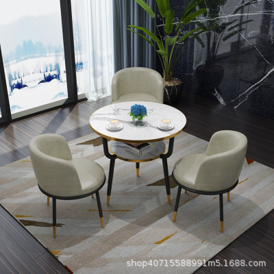 카키색 가죽 의자 3개와 테이블 1개